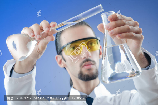 在實驗室工作的年輕化學家