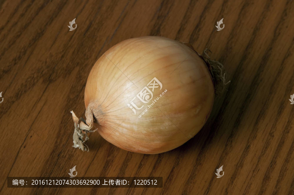木桌上的黃洋蔥