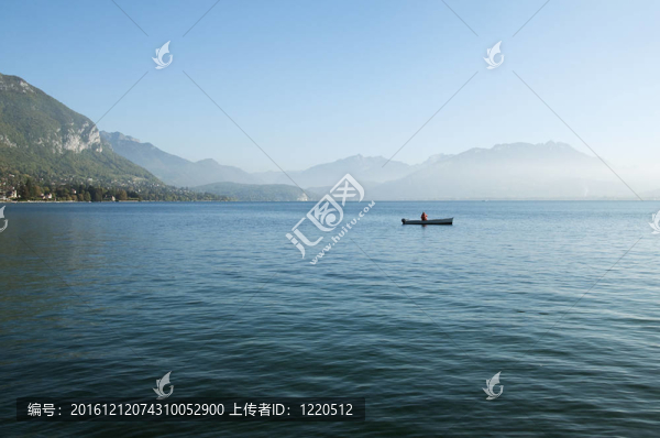 他在阿訥西湖上的船的漁夫