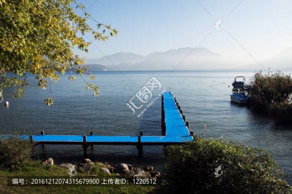 藍(lán)色的地毯和阿訥西湖的浮橋-匯圖網(wǎng) www.fosd68.com 藍(lán)色的地毯和阿訥西湖的浮橋