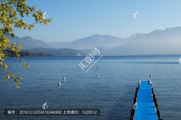 藍(lán)色的地毯和阿訥西湖的浮橋