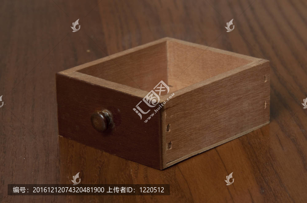 木制桌子上的小抽屜