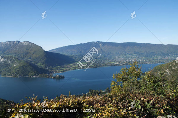 在秋天的阿訥西湖全景