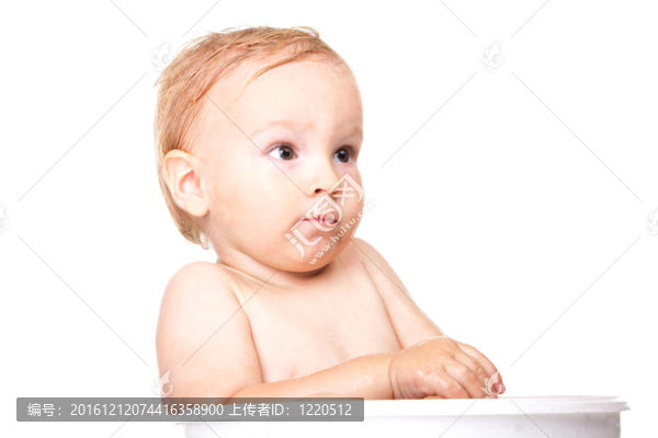 快樂小男孩洗澡