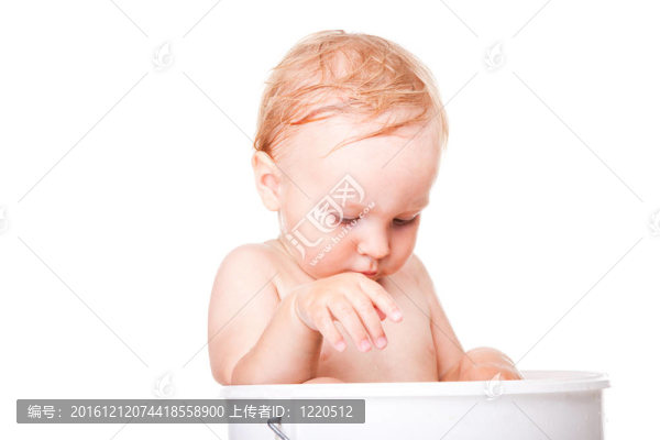 快樂小男孩洗澡