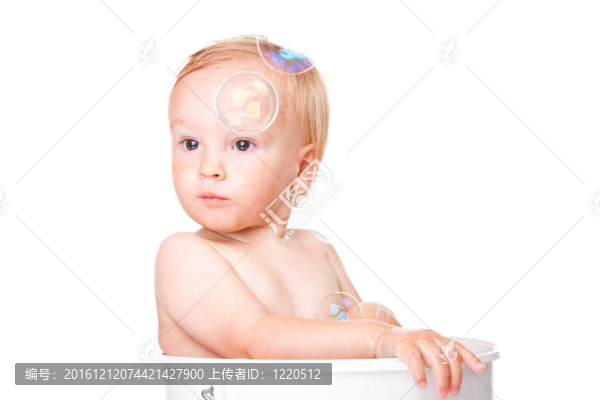 快樂小男孩洗澡