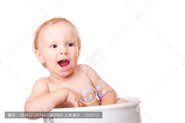 快樂小男孩洗澡