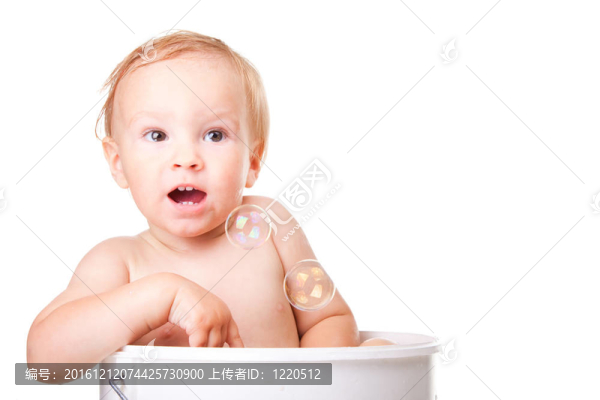 快樂小男孩洗澡