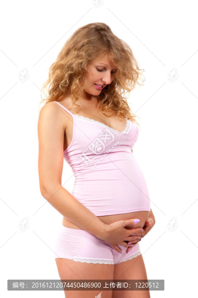 孕婦撫摸她的肚子