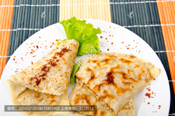 肉煎餅在盤(pán)子里