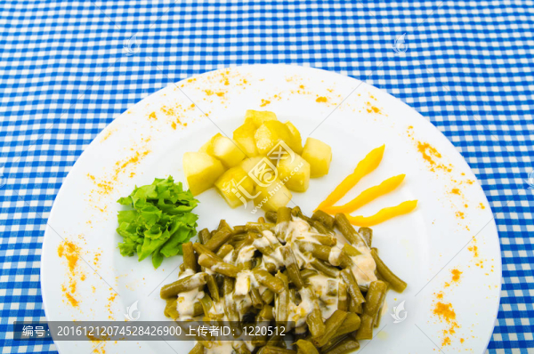 豆色拉在盤子里