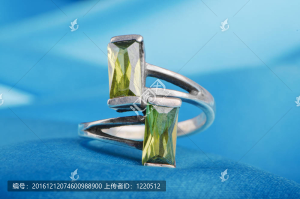 緞面上的珠寶戒指