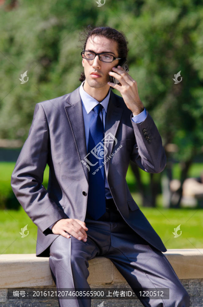 街上的年輕商人