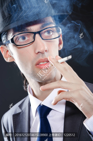 吸煙的年輕人