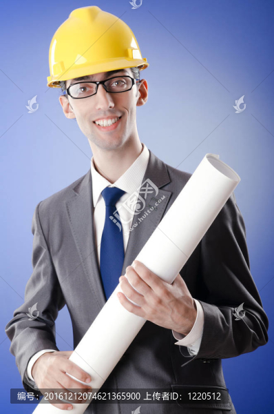 年輕的建筑師圖紙和安全帽