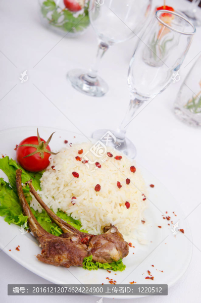 羊肉排骨飯在盤子里