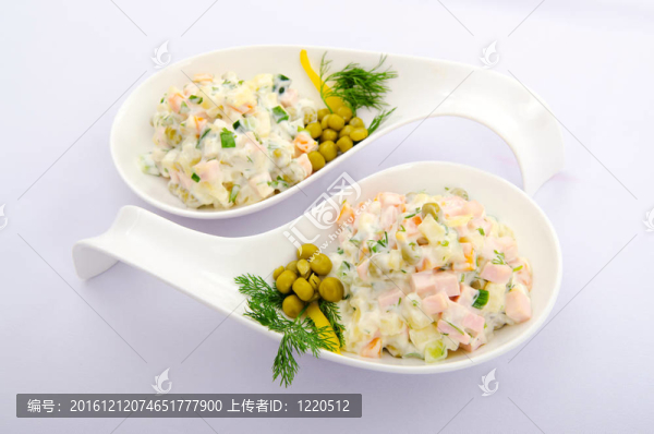 riussian沙拉盛在盤子