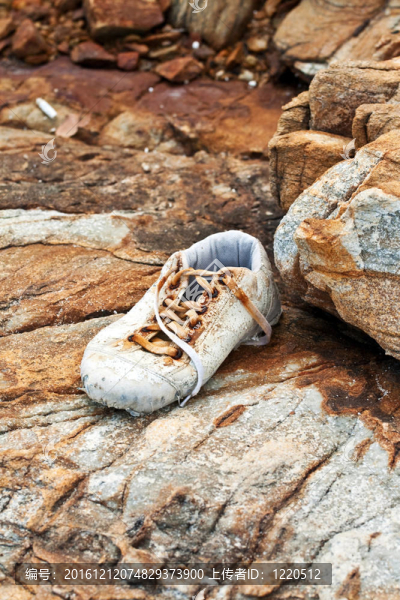 腐爛的鞋子在美麗的巖石上-匯圖網(wǎng) www.fosd68.com 腐爛的鞋子在美麗的巖石上