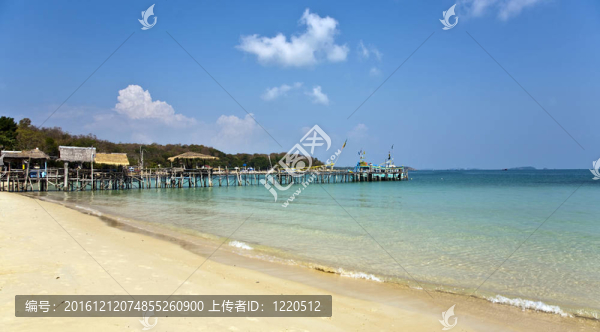 美麗的海灘與木制碼頭灣