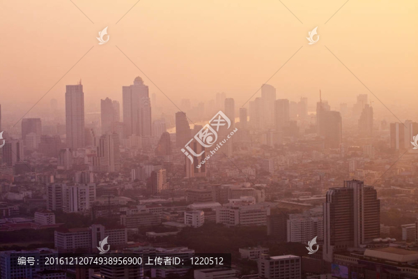 查看曼谷的天際線和河流