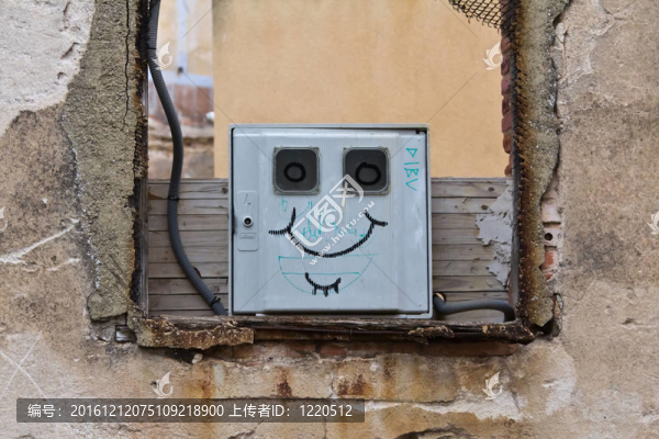 微笑的電源箱