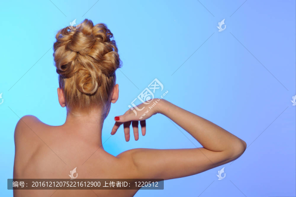 美麗的年輕女子從后面