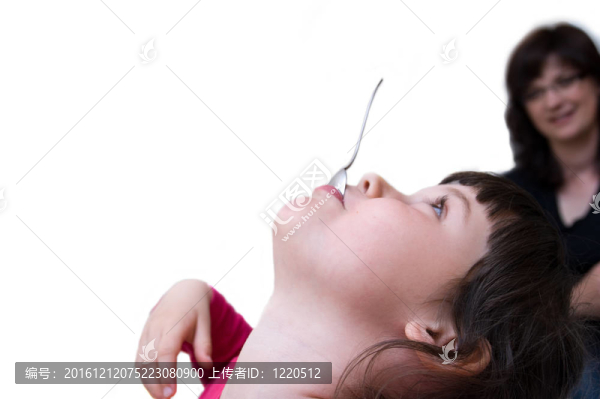 媽媽和女孩玩勺子