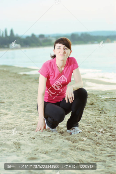 在海灘上鍛煉的婦女