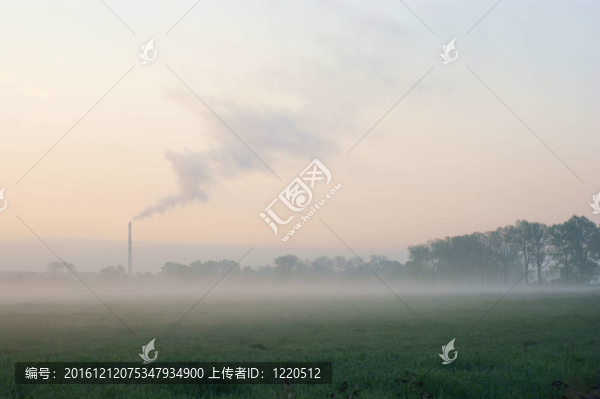 晨霧籠罩著城市