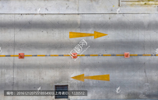 黃色方向的道路上
