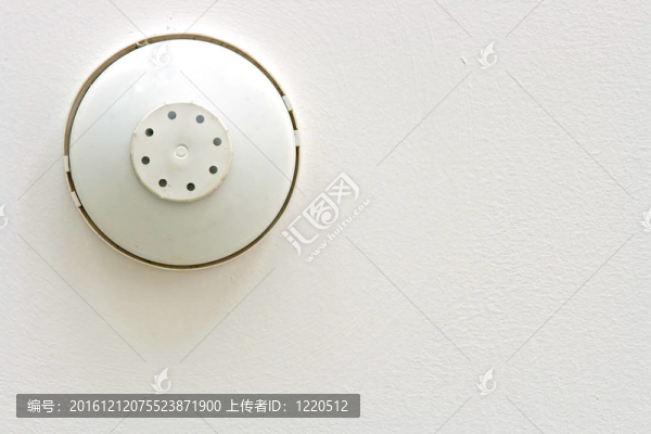 白色天花板上的煙霧和熱報警探測器