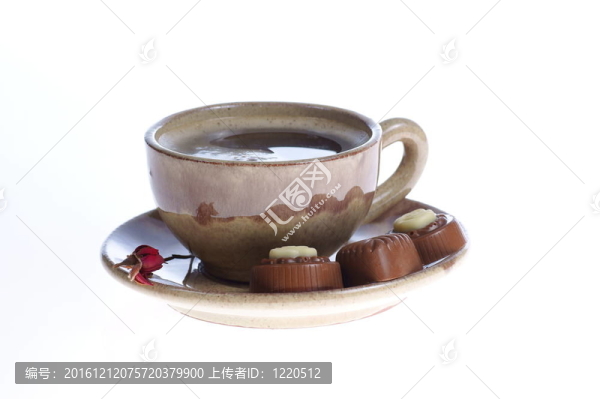 果仁巧克力杯黑咖啡與白