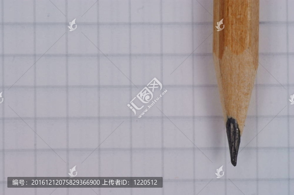 在白色背景上孤立的筆記本和鉛筆