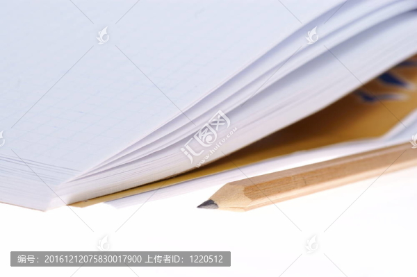 在白色背景上孤立的筆記本和鉛筆