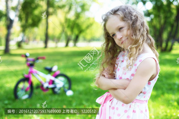 夏日公園里的小女孩