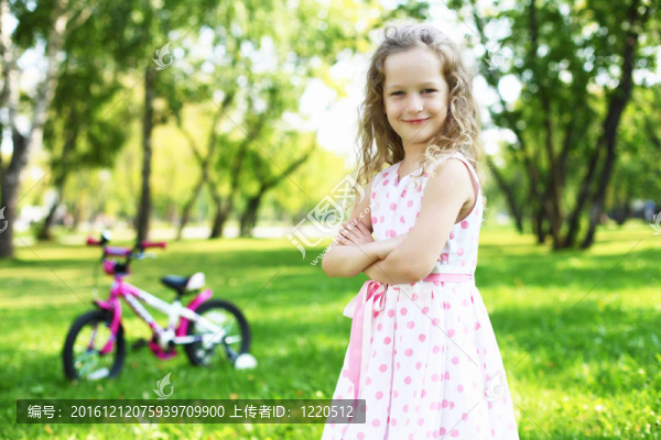 夏日公園里的小女孩