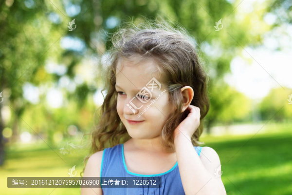 夏日公園里的小女孩