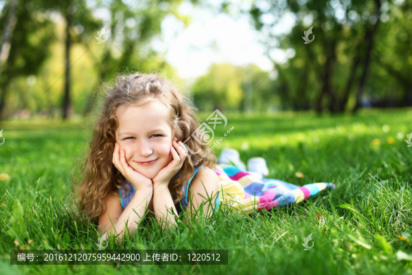 夏日公園里的小女孩