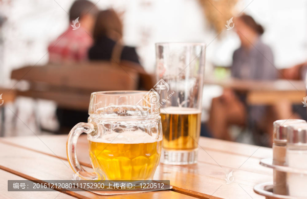 從一個城市餐廳戶外場景：一個半填補啤酒桌上的木制桌子特寫鏡頭