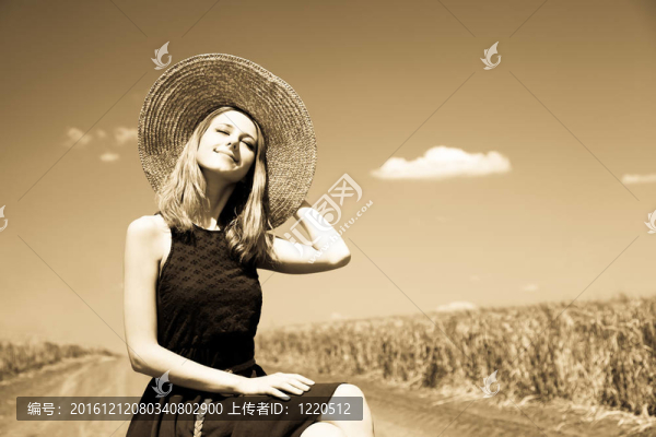 鄉(xiāng)村路上帶著手提箱的寂寞女孩。