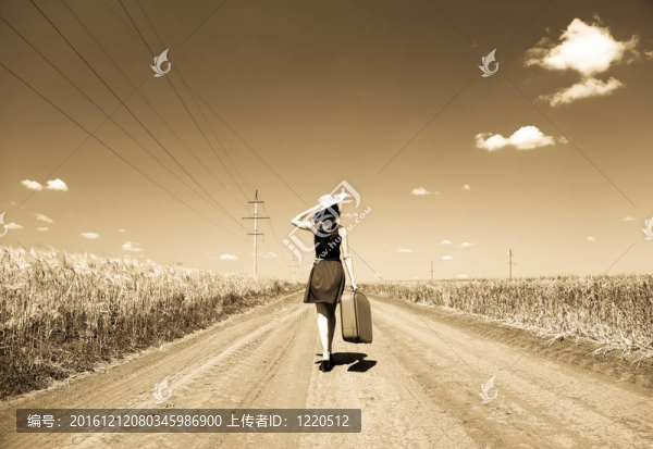 鄉(xiāng)村路上帶著手提箱的寂寞女孩