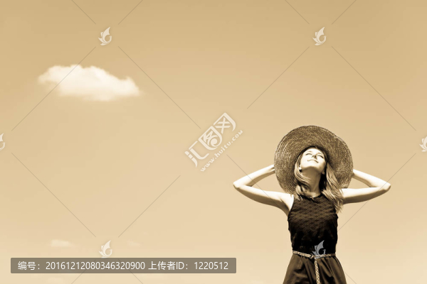 女孩和夏天的天空背景