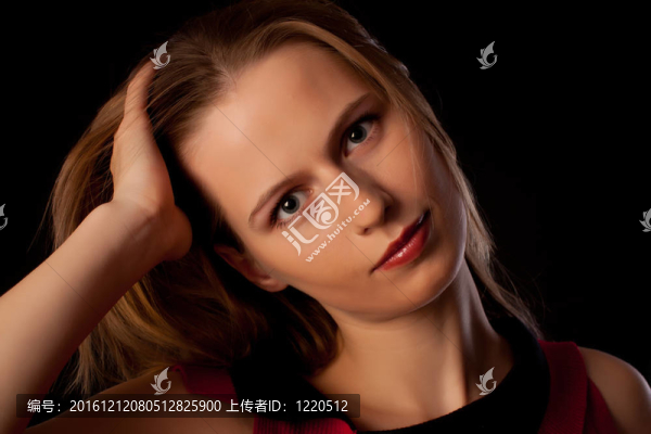 美麗的年輕女子玩弄她的頭發(fā)