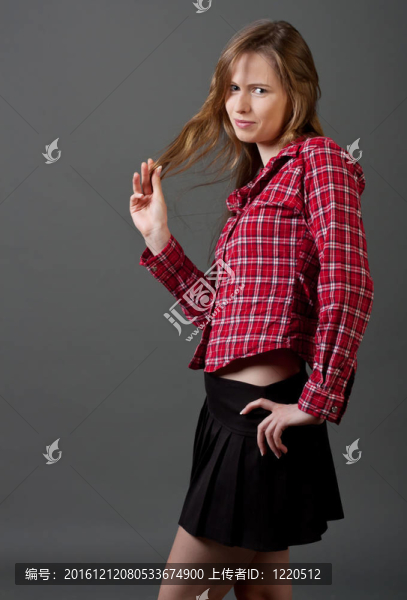 穿紅襯衫的女孩