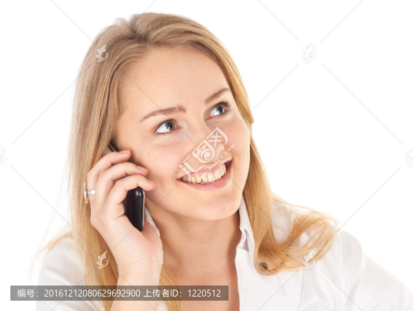 年輕女商人微笑著拿著電話(huà)