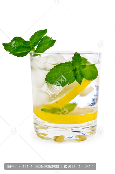 冰水；檸檬和薄荷