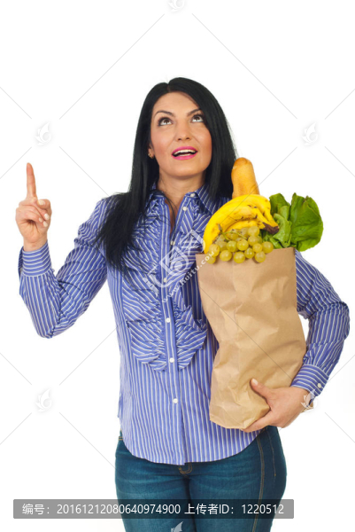 女人拿著購物袋看食物