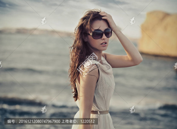 可愛女人戴墨鏡