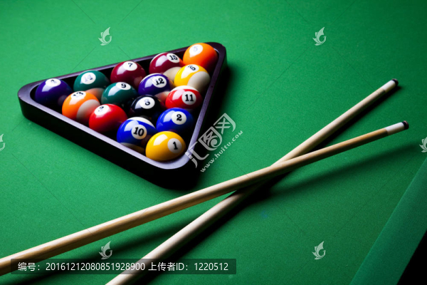 臺(tái)球；臺(tái)球桌上的球桿