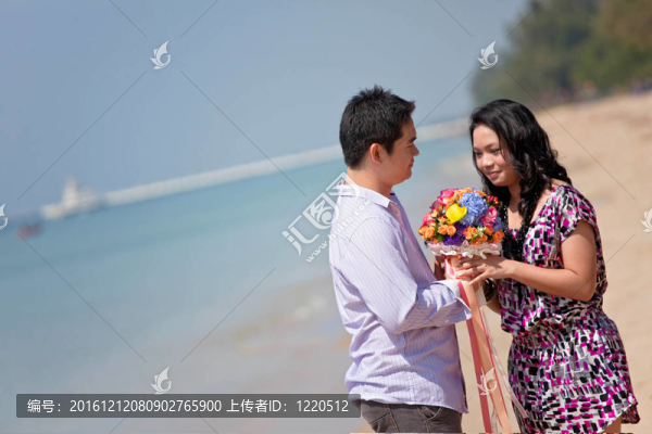 甜蜜情侶在海灘約會(huì)